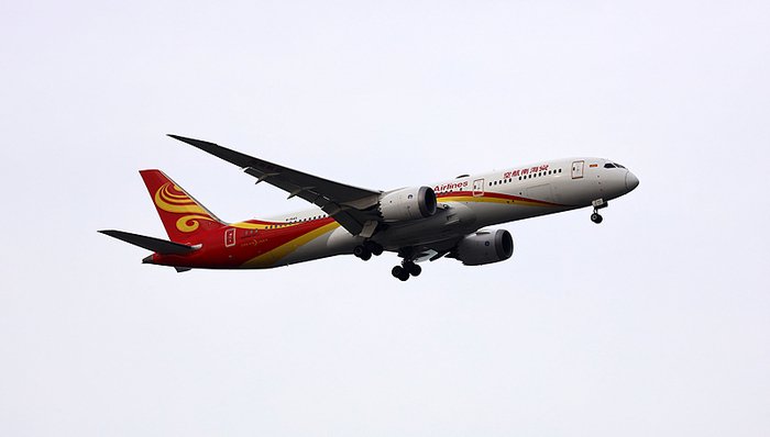 航班因天气原因备降太原，乘客情急向工作人员下跪，海航回应